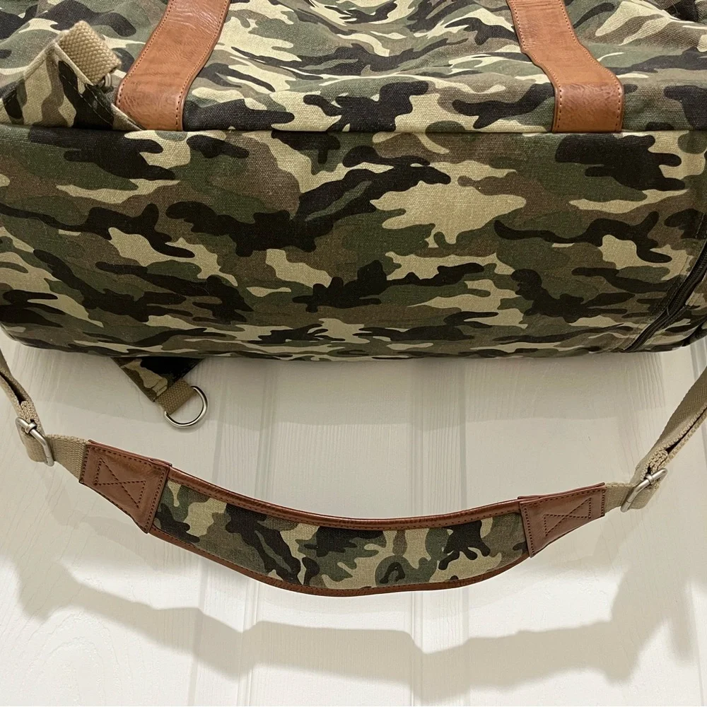 BUXTON MEN'S EXPEDITION II HUNTINGTON CANVAS CONVERTIBLE DUFFEL L20”xW9”xH12”